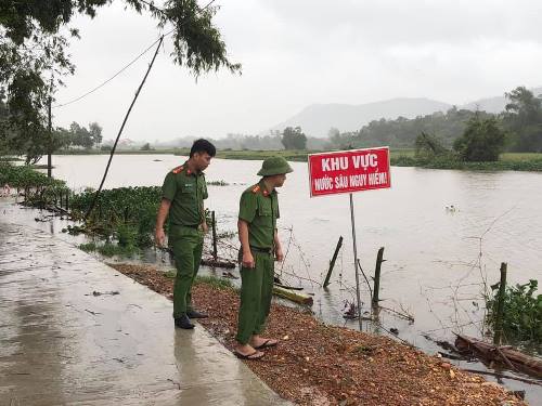 Hà Tĩnh: Ngập cục bộ ở nhiều địa phương; hơn 300.000 học sinh phải nghỉ học tránh lũ
